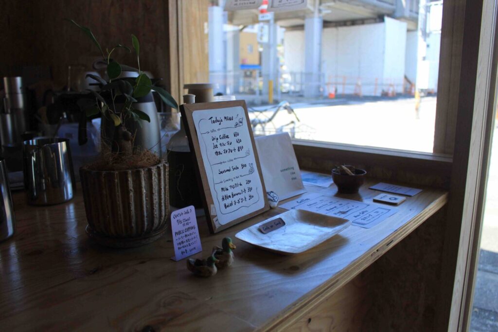 Em Coffee@丸亀の店内から窓を介した風景