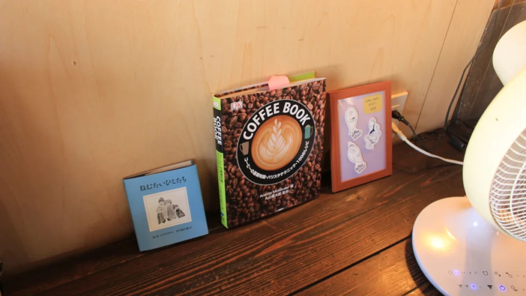 Em Coffee@丸亀の店内の様子（本が置かれている）