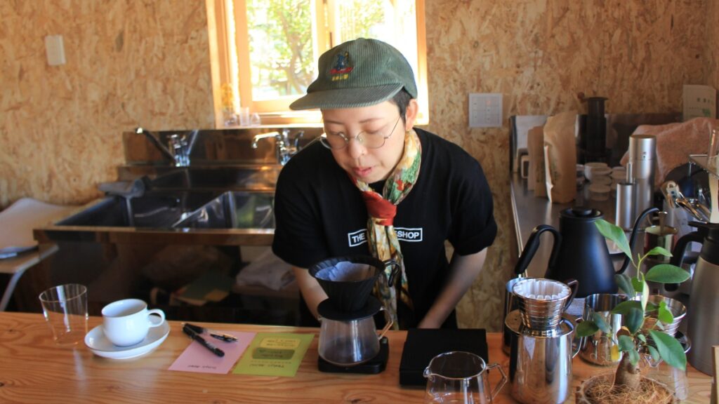 Em Coffee@丸亀、店主のゆゆさんが丁寧にコーヒーを淹れる様子