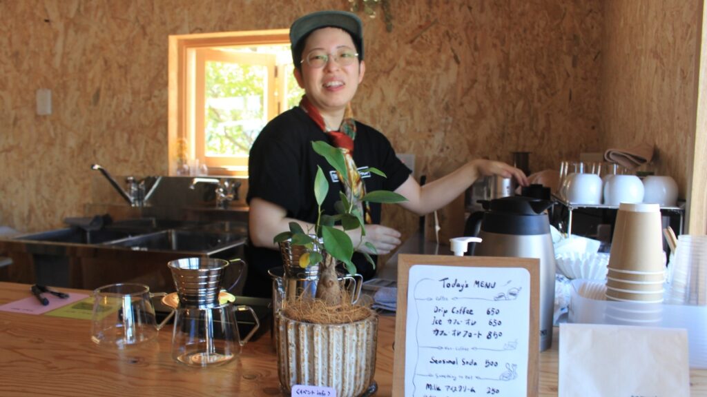Em Coffee@丸亀、店主のゆゆさんが楽しく働く様子