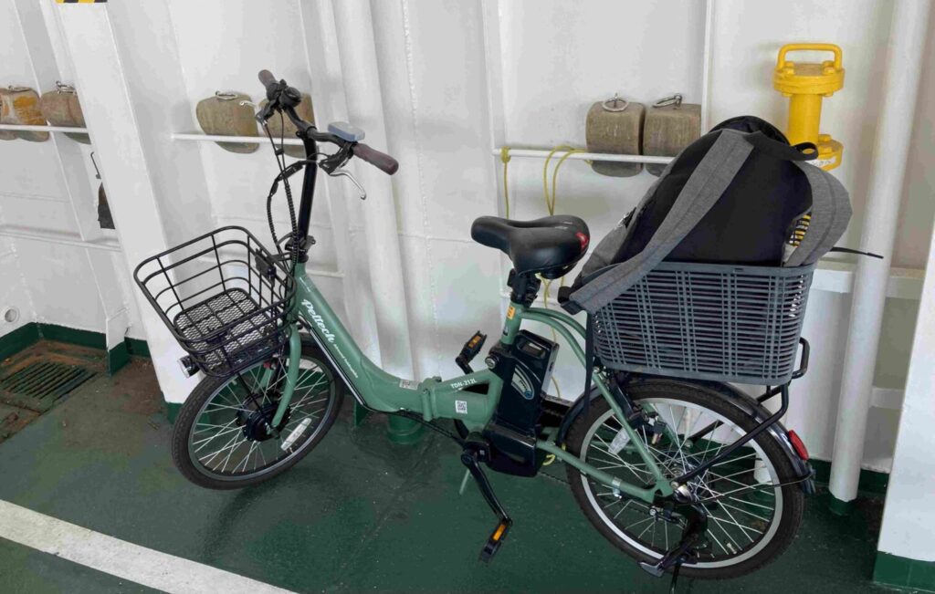 ほんじま丸に電動アシスト自転車を停めている様子
