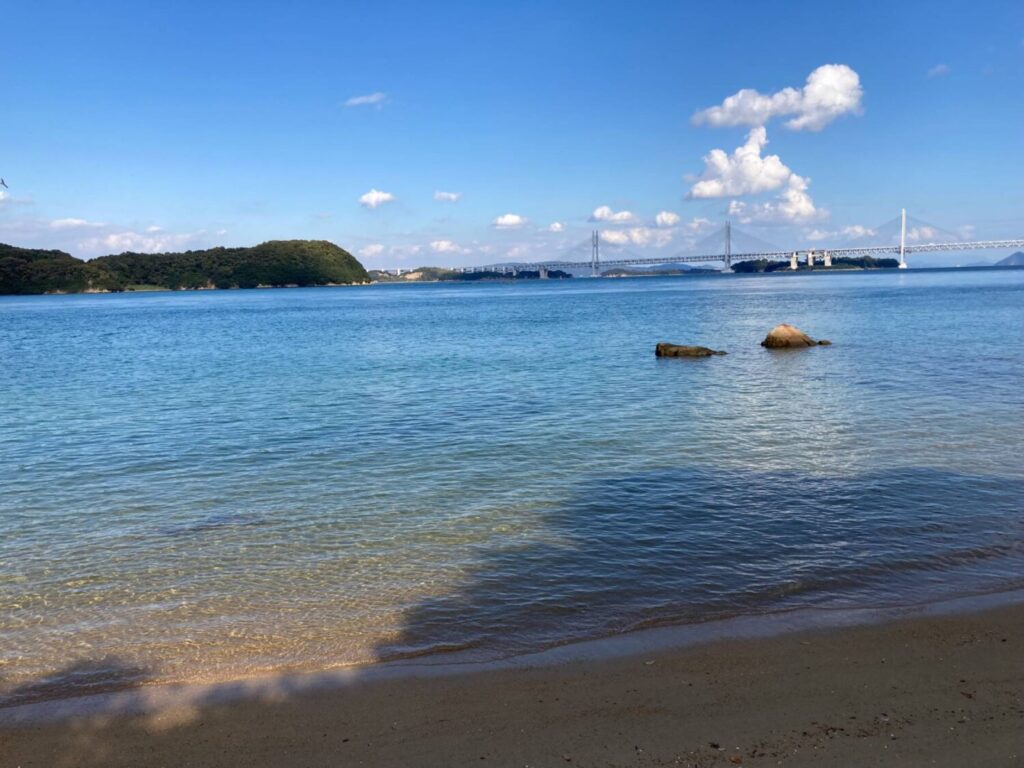 本島のビーチから瀬戸大橋を望む