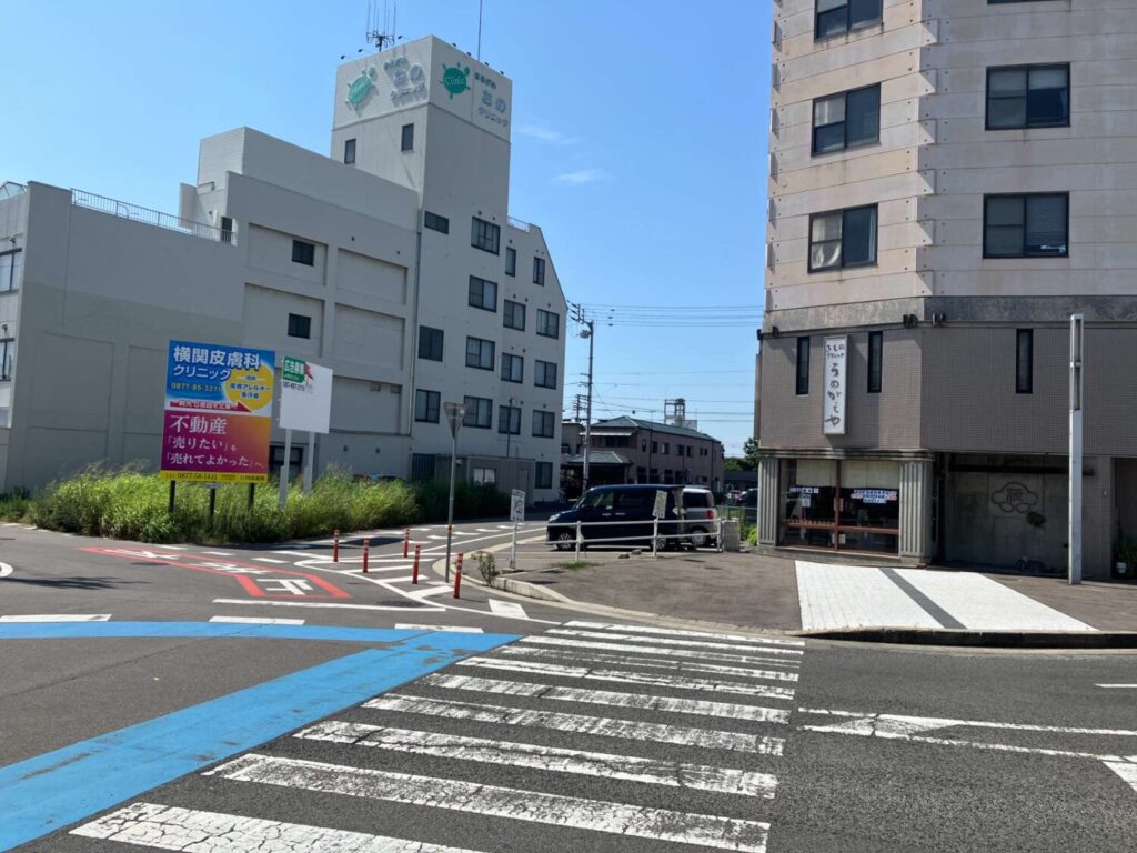 丸亀駅から丸亀港へ向かう分岐点