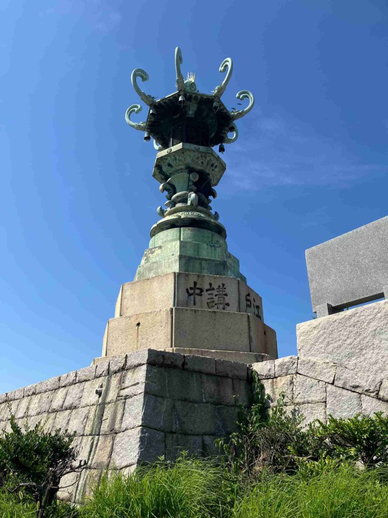 太助灯籠を下から見上げた風景